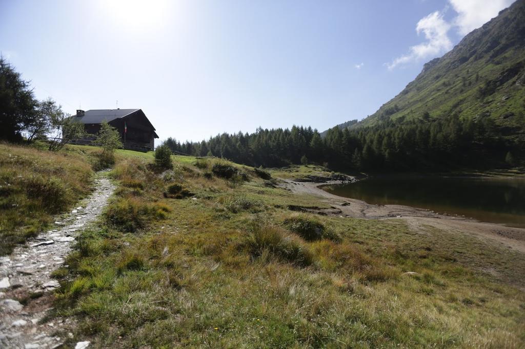 Rifugio Al Lago Del Mortirolo In Inverno Raggiungibile Solo A Piedi Monno Exterior foto