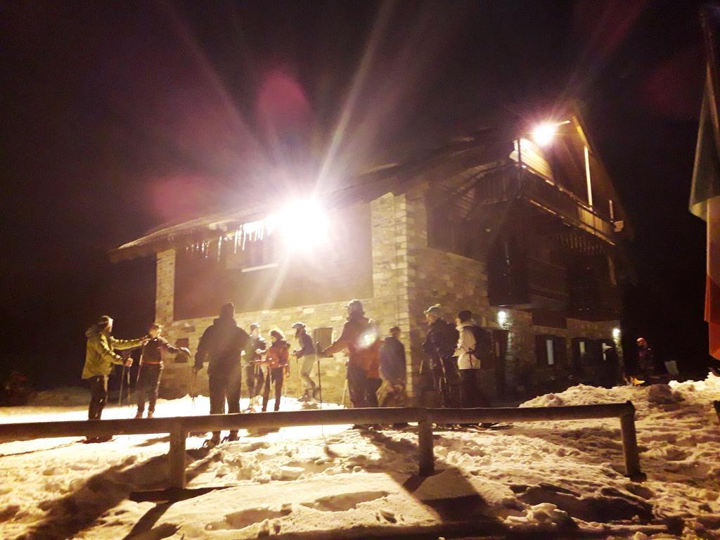 Rifugio Al Lago Del Mortirolo In Inverno Raggiungibile Solo A Piedi Monno Exterior foto