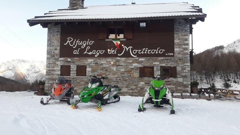 Rifugio Al Lago Del Mortirolo In Inverno Raggiungibile Solo A Piedi Monno Exterior foto